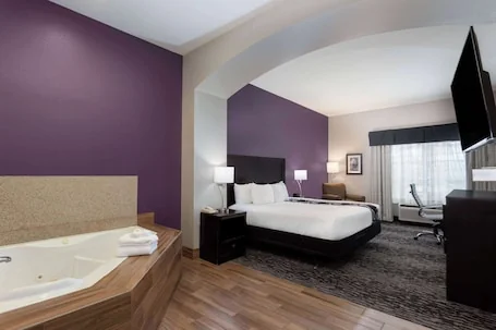 La Quinta Inn & Suites by Wyndham Huntsville Airport Madison