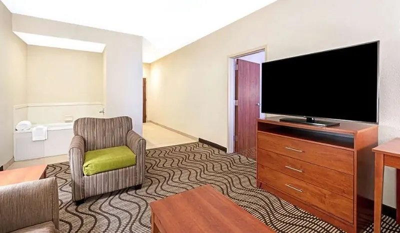 La Quinta Inn & Suites by Wyndham Midwest City – Tinker AFB