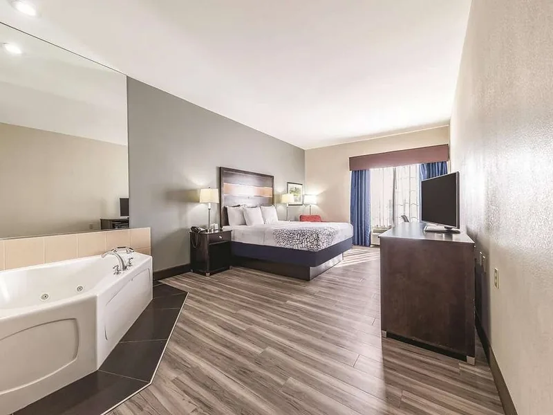 La Quinta Inn & Suites by Wyndham – Tulsa – Catoosa Route 66