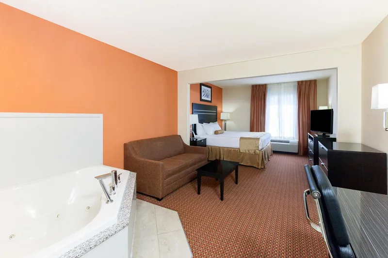 La Quinta Inn & Suites by Wyndham Tulsa Midtown