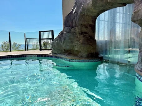 Lake Superior Two Queen Bed Studio~Pool/Hot tub-Burlington Bay