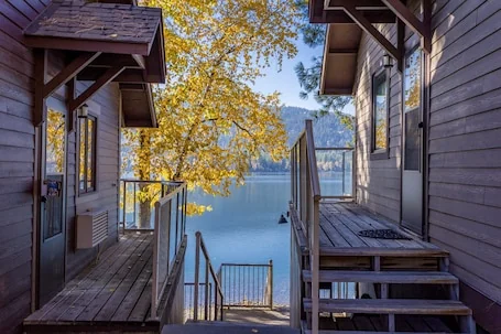 Lakefront condo w/great views & shared pool/hot tub/sauna/game room – Bay Point Lake Haus