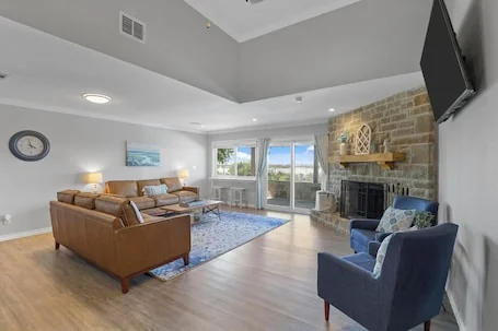 LakeHouse, Private Pool, Hot Tub/Spa, Putting Green, LakeView, Firepit and more!