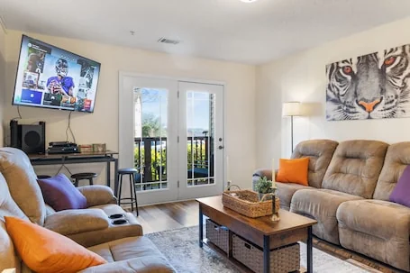 Lakeside Clemson Condo With 4K/Surround Sound/Xbox/Coffee Bar/Private Bathrooms