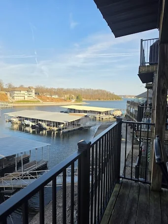 LakeSide Condo w/2 Pools/Hot Tub/Sleeps 6/Pet Friendly