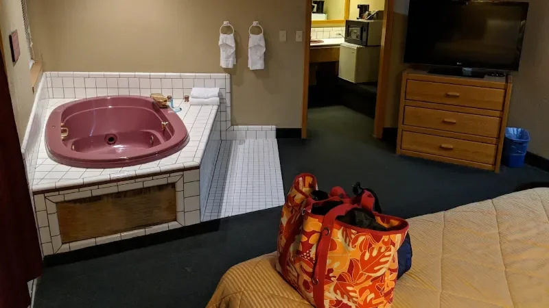 Lamplighter Inn & Suites