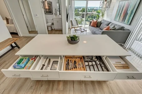 LCF – Downtown SLC – Penthouse – Queen + Daybed – Views – Gym/Hot Tub – Garage