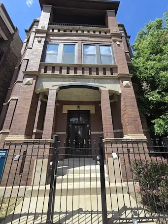 Luxe Loft vibe –4BR/3BA Apt– King Suite-11 minutes from downtown-Families-Groups