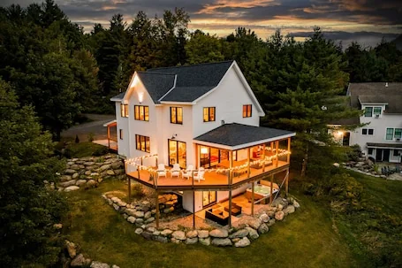 Luxurious house w/ mountain & valley views, hot tub, gas fireplace, a/c, bbq