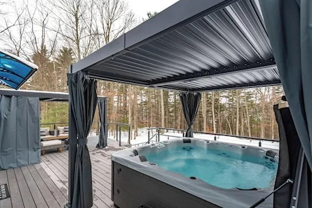 Luxury 4-bdrm Pocono Getaway/Hot Tub, Game Room, Fireplace & Firepit/Ski & Fun