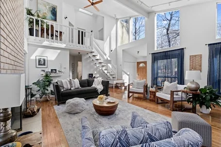Luxury Open-Concept Retreat.Hot Tub.GameRoom.Hiking.Lake.Pool.Pet- Friendly.EVC!