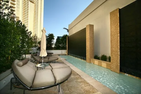 Luxury Suites International At The Signature