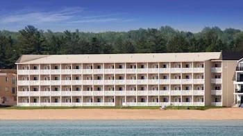 Mackinaw Beach & Bay Inn & Suites
