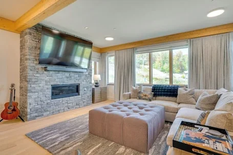 Magnificent 4+Bedroom Ski-In/Out on Okemo and only 25 minutes to Killington!