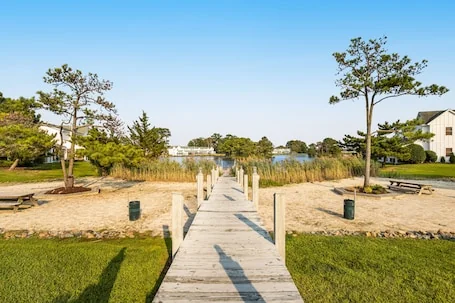 Mallard Lakes Home w/Shared Pool, Free WiFi, Private Washer/Dryer