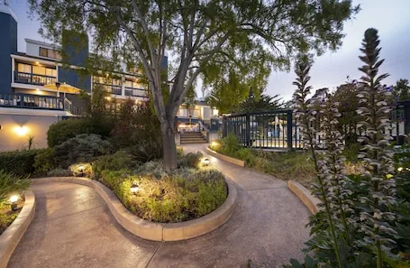 Mariposa Inn & Suites