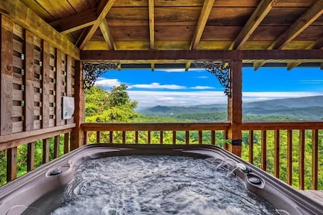 May Special Stay 4 nights for the price of 3, Stunning views 2bd/ba + hot tub