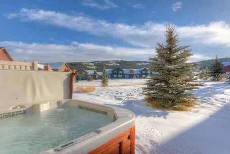 Meadow Village condo w/hot tub & fireplace, close to Big Sky Resort – Firelight Cozy Chalet