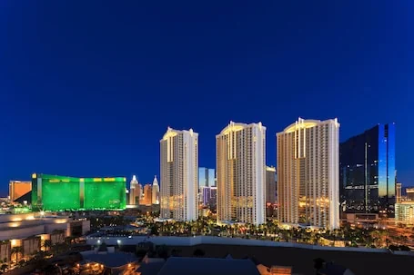 MGM Signature – Strip view suite