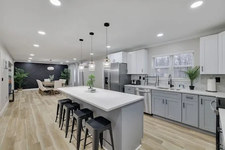 ✨ Modern Colonial ✨ Hot Tub ✨ Karaoke ✨ Game Room ✨ EV Charger ✨ King Bed ✨