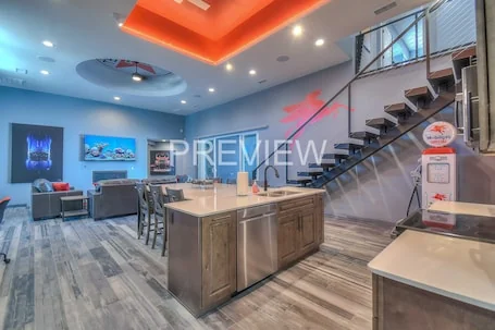 Modern Gasoline Alley w/Hot Tub & 3 King Beds