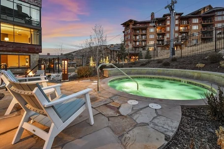 Modern Ski-in/out 2 BR in Canyons Village by RedAwning – Save 20% on 7+ Nights!