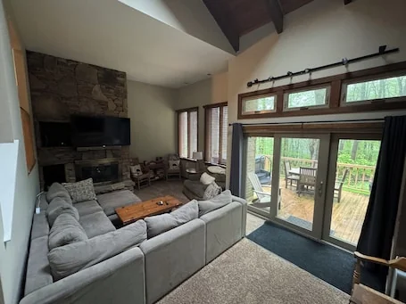 Mountain Haven – 4BR/4BA Hot Tub & Shuttle to Ski Slopes!