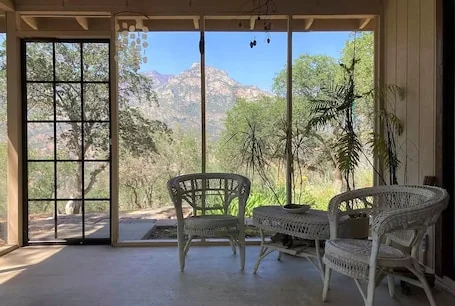MOUNTAIN TOP WITH 4 ACRES AND SPECTACULAR VIEWS WITH HOT TUB