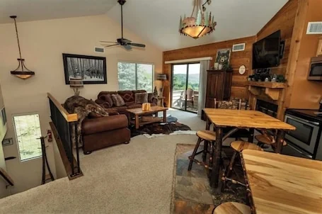 Mountain View Escape – 1BR Ski-in/out Rustic Condo