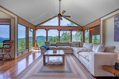 Mountain View/Jacuzzi/ Fire pit/ Close to Downtown. Pet Friendly!
