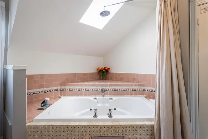 Nantucket Whale Inn, Half Moon Bay