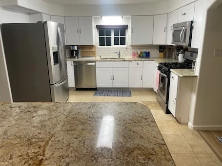 Near-North Valley Oasis! Sleeps 11! Easy Access to I-40, Pool, Hot tub, AC/Heat