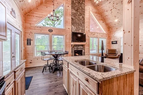 Near2Town/Deck/Views/Hot tub/Fireplace/Fire Pit/Loft