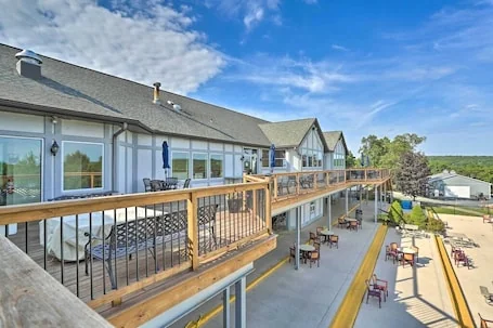 NEW!! 5 Star Gated Community. Wifi, Games, Fire Pit, 5 Smart TVs, Towels/Linens!