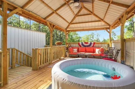 “New Build-Tiny House” Sleeps 3 HotTub Private Gazebo 🐾 friendly BBQ / 5 acres