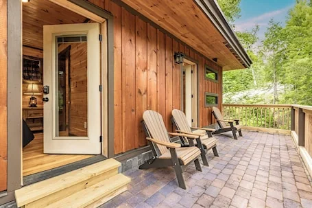 New! Treetop Village unit w/ 2br/2ba Hot Tub, Gas Grill and Bonus Two Decks!