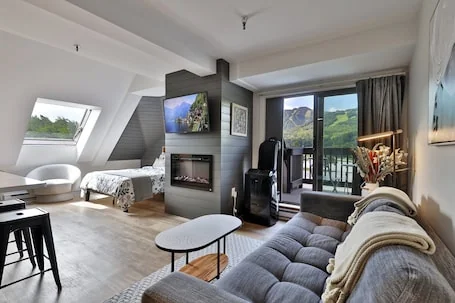 Newly Renovated Studio! Amazing Views/Location 3F9. Pool. Hot Tub, Shuttle.