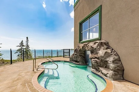 Panoramic Lake Views | King Studio w/Whirlpool