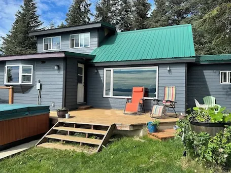Paradise Suites in Homer Alaska, an entire house w/a hot tub