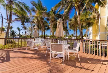 Peacock · Bright Beachy King Bed Condo · Half Mile to Beach