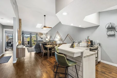 Pet-Friendly Penthouse at Pointe Royale w/view and West Elm furniture