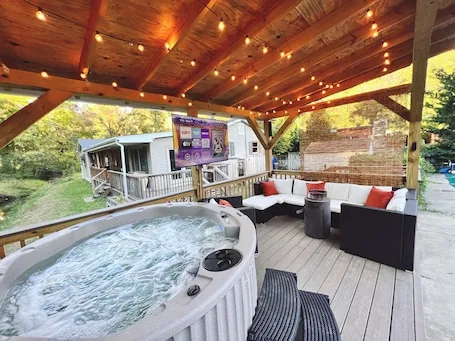 Private Room 1bedroom/bathroom suite W/ private porch, firepit, Hot tub & Pool!
