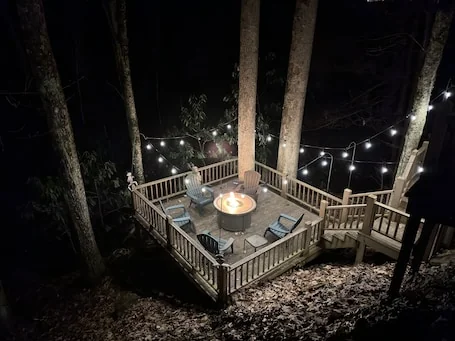 PROMO 5% WEEKLY 10% MONTHLY DISCOUNT
CREEK – DECKS – WOODS – HOT TUB – SECLUDED
