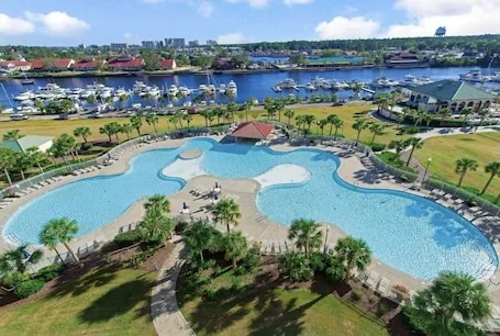 PROMO 5% WEEKLY DISCOUNT!
New Listing Golfer Haven w/Patio Pool & Beach shuttle