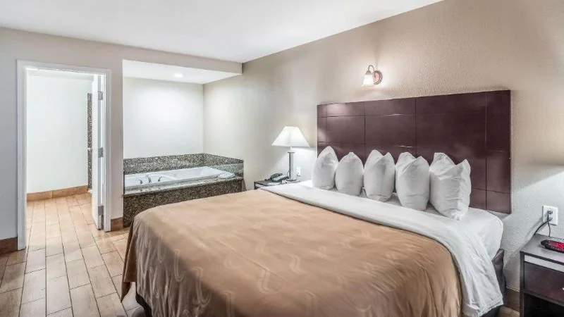 Quality Inn & Suites near Downtown Bakersfield