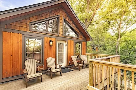 Relax In Treetops 1b/1ba sleep 4 Private Deck, Gas Grill, Hot Tub, Cozy Comfy