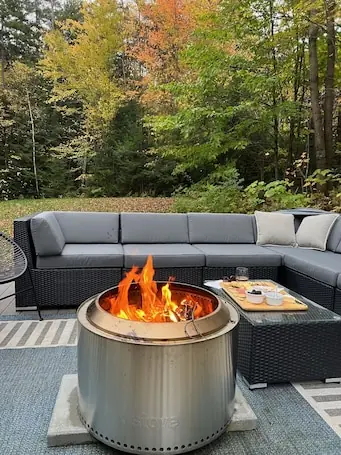 Relaxing mountain setting w/private hot tub, 5 minutes to Okemo. Pet friendly!