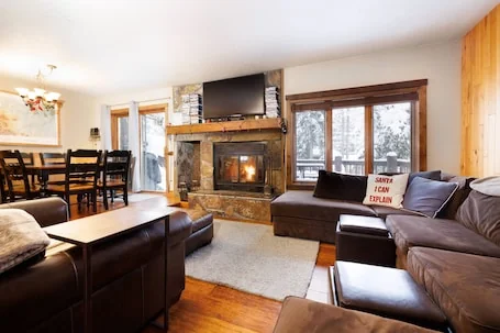 Remodeled, Ski-in/Ski-out Family Friendly Condo, 4 bedrooms & 4.5 baths, hot tub