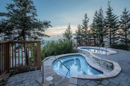 RL 145 – Beautiful 1BR summer bike-in/bike-out getaway w/hot tub. Great views!