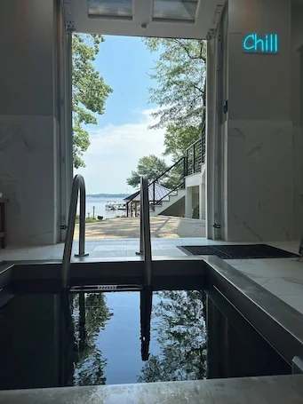 Romantic bungalow on Lake Murray w/cold plunge/hot tub/sauna, gym & dock gazebo